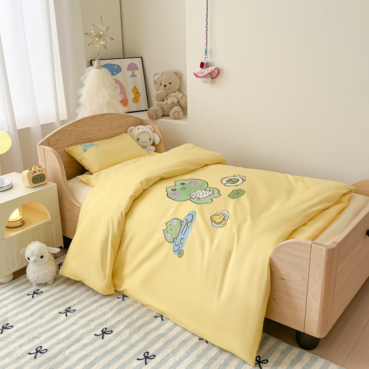 91家纺网 家纺一手货源 找家纺 柔享家（原芷澜家纺）2025新款全棉高端贴布刺绣幼儿园套件儿童三件套被子被芯婴童宝宝六件套七件套 青蛙戏水黄