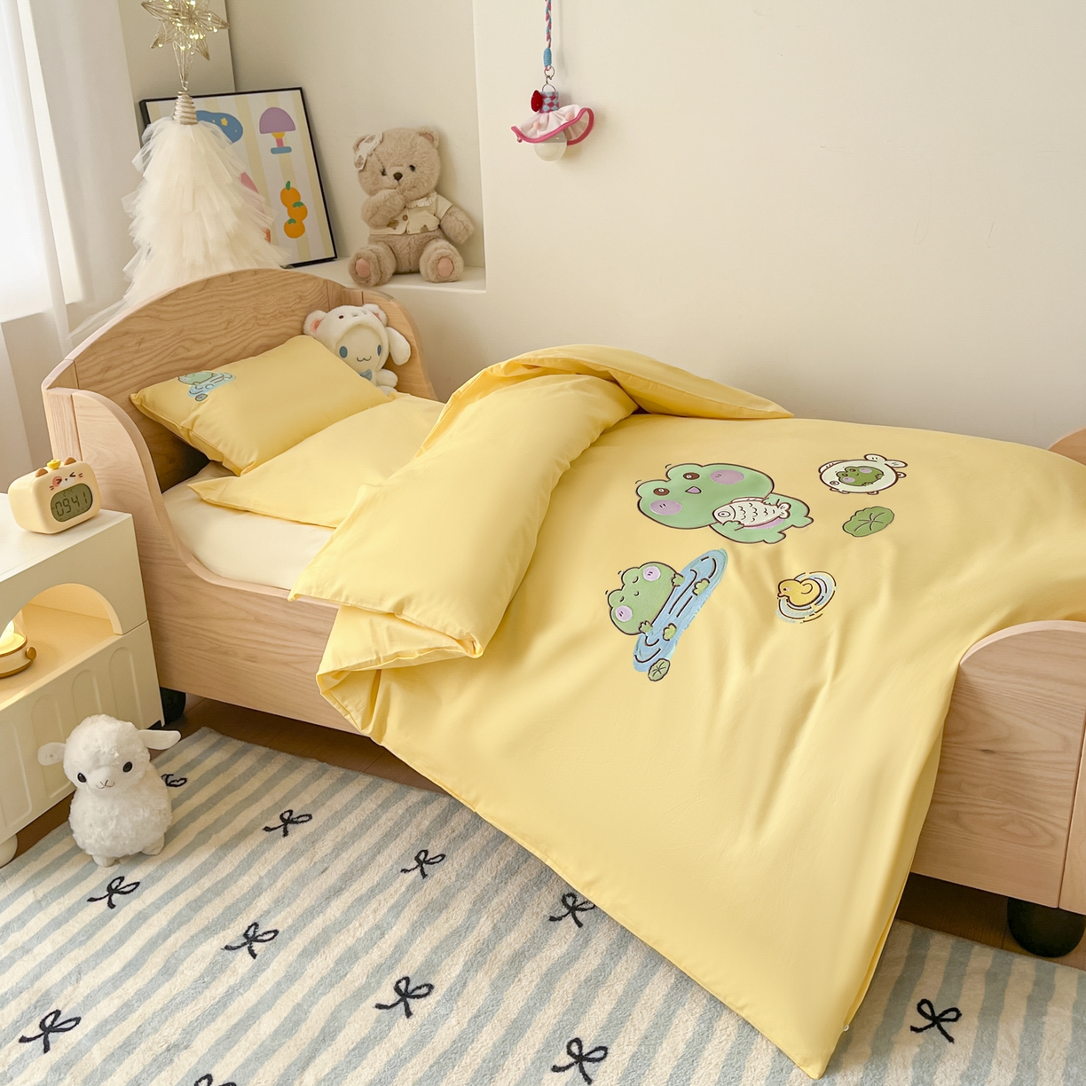 91家纺网 家纺一手货源 找家纺 柔享家（原芷澜家纺）2025新款全棉高端贴布刺绣幼儿园套件儿童三件套被子被芯婴童宝宝六件套七件套 青蛙戏水黄