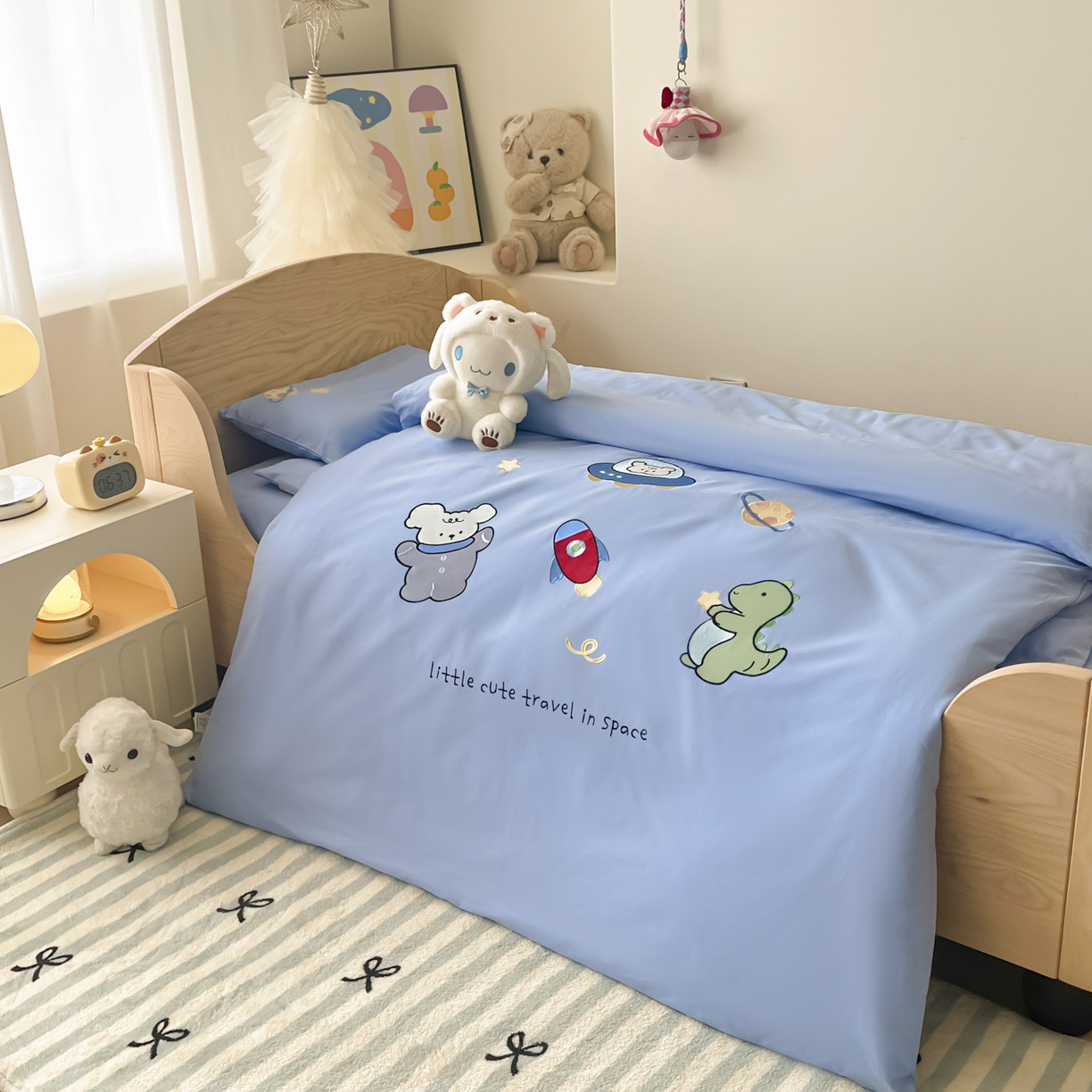 91家纺网 家纺一手货源 找家纺 柔享家（原芷澜家纺）2025新款全棉高端贴布刺绣幼儿园套件儿童三件套被子被芯婴童宝宝六件套七件套 恐龙日记