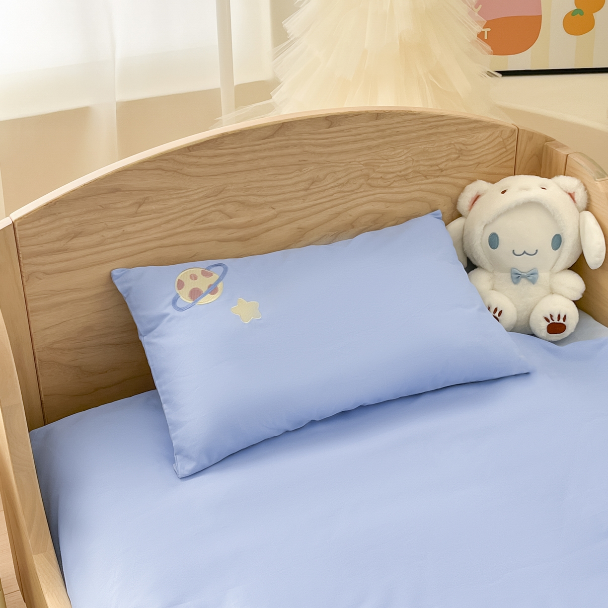 91家纺网 家纺一手货源 找家纺 柔享家（原芷澜家纺）2025新款全棉高端贴布刺绣幼儿园套件儿童三件套被子被芯婴童宝宝六件套七件套 恐龙日记