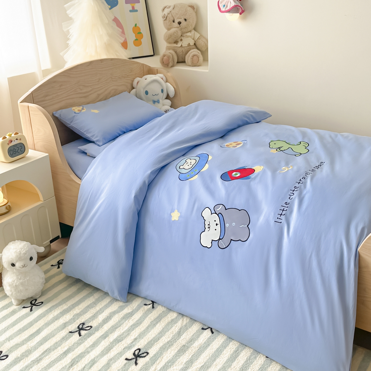 91家纺网 家纺一手货源 找家纺 柔享家（原芷澜家纺）2025新款全棉高端贴布刺绣幼儿园套件儿童三件套被子被芯婴童宝宝六件套七件套 恐龙日记