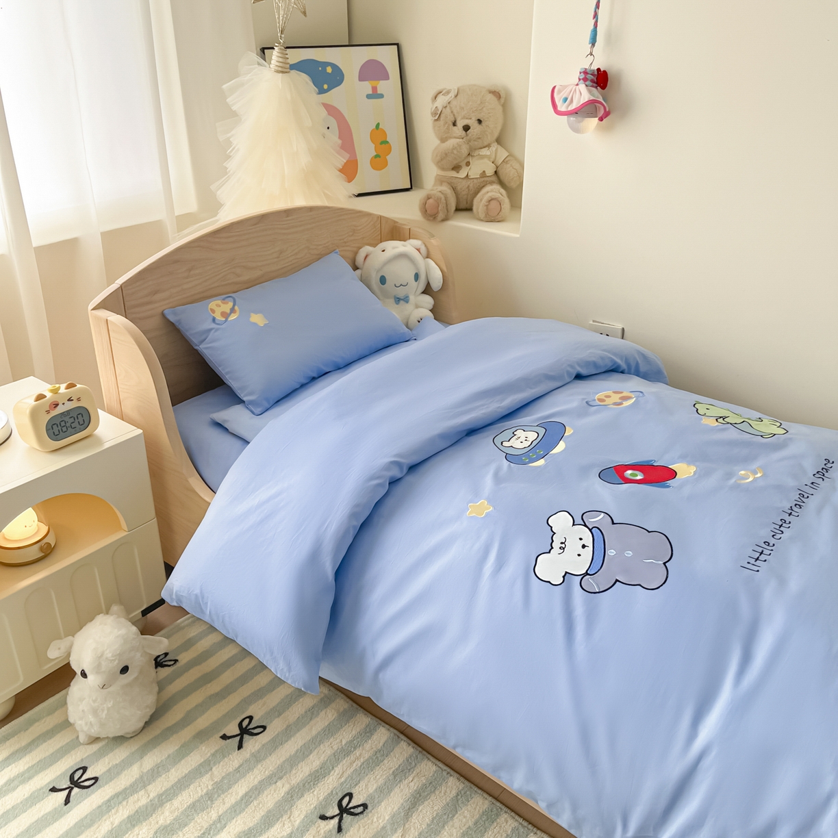 91家纺网 家纺一手货源 找家纺 柔享家（原芷澜家纺）2025新款全棉高端贴布刺绣幼儿园套件儿童三件套被子被芯婴童宝宝六件套七件套 恐龙日记