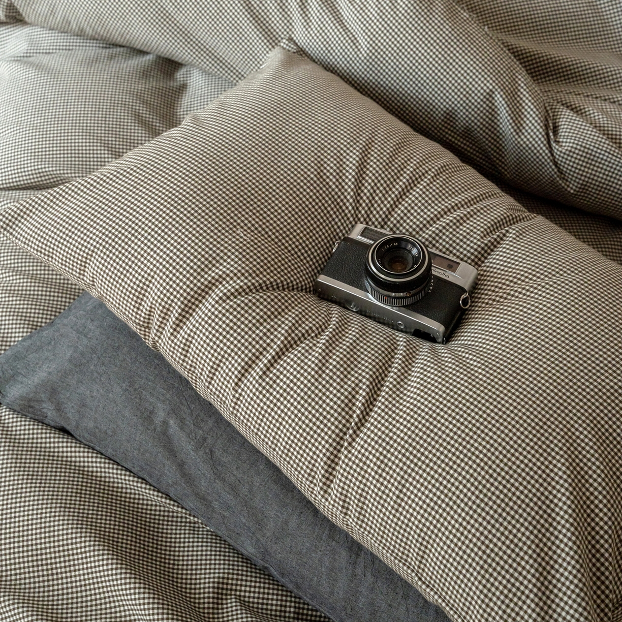 91家纺网 家纺一手货源 找家纺 玖弘家居 2025新款全棉纯棉水洗棉细格枕套单品 黑咖细格