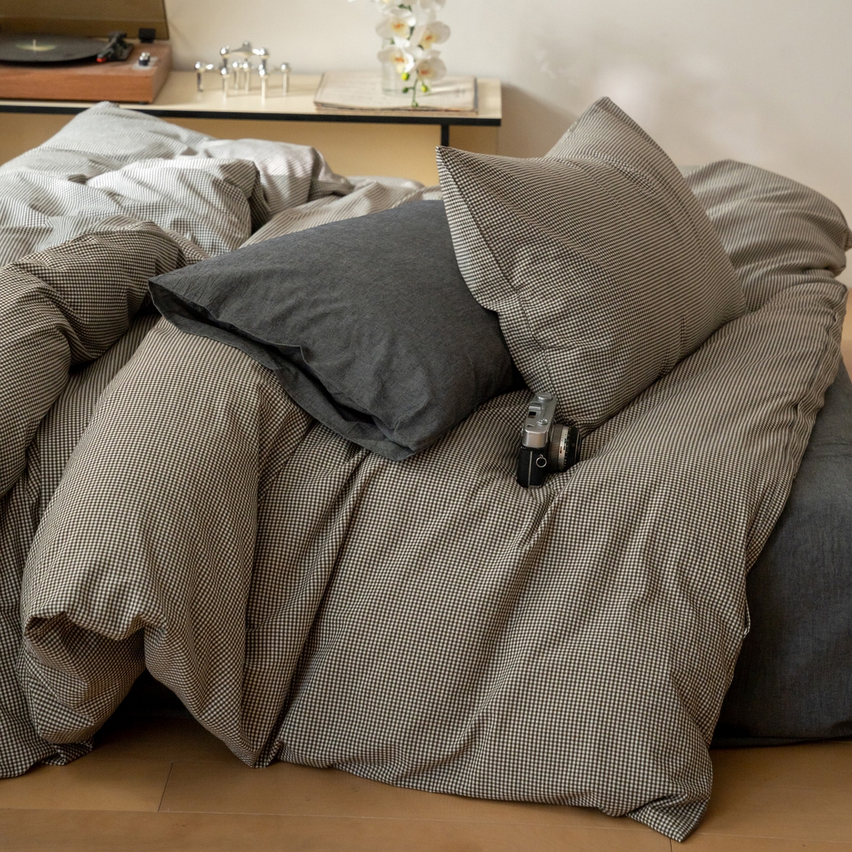 91家纺网 家纺一手货源 找家纺 玖弘家居 2025新款全棉纯棉水洗棉细格枕套单品 黑咖细格