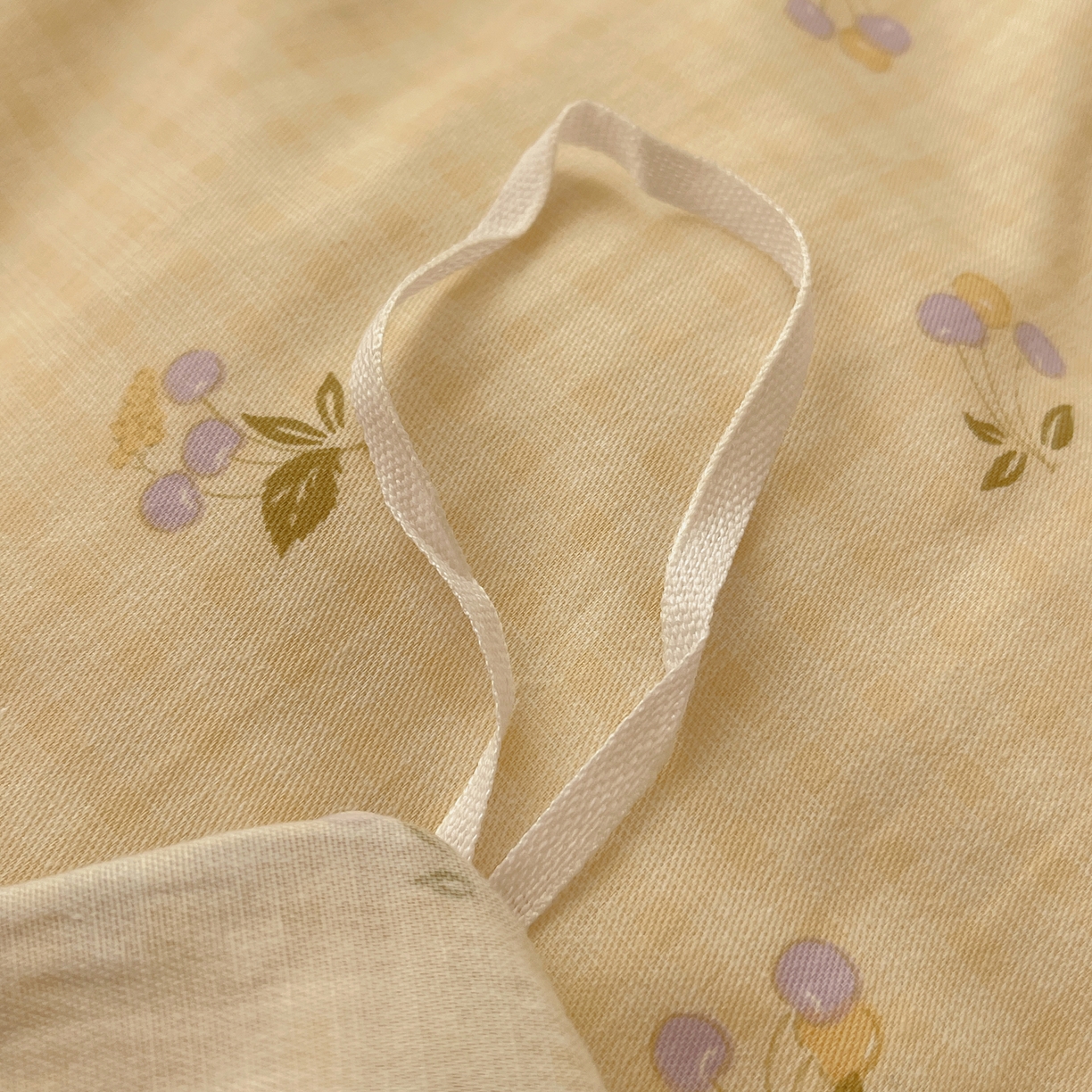 91家纺网 家纺一手货源 找家纺 瑞莱 2025开学季全棉印花贝壳边四件套 樱桃甜趣-黄