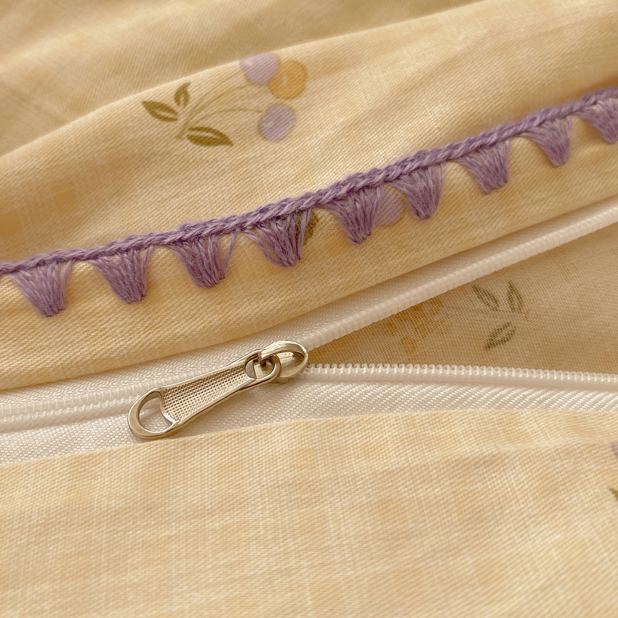 91家纺网 家纺一手货源 找家纺 瑞莱 2025开学季全棉印花贝壳边四件套 樱桃甜趣-黄