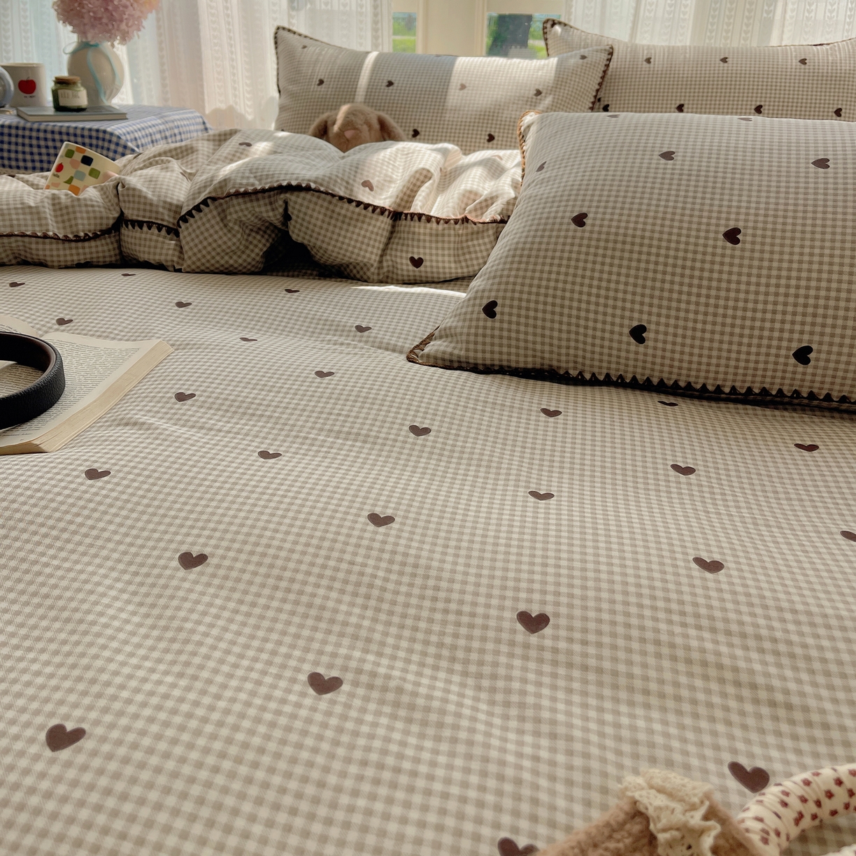 91家纺网 家纺一手货源 找家纺 瑞莱 2025开学季全棉印花贝壳边四件套 奶昔格