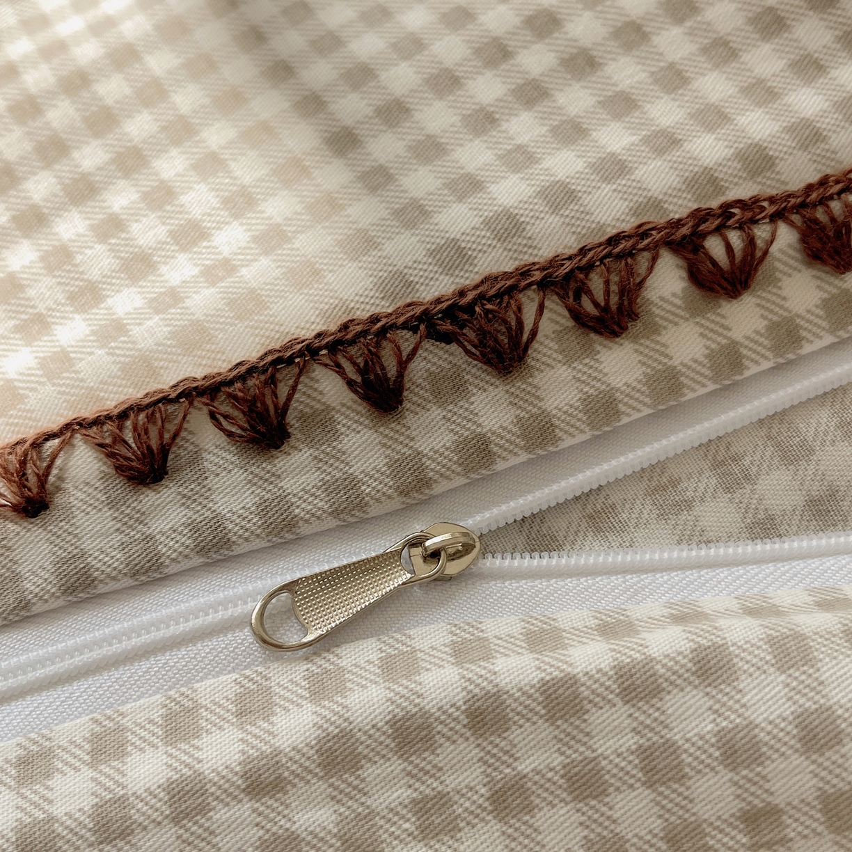 91家纺网 家纺一手货源 找家纺 瑞莱 2025开学季全棉印花贝壳边四件套 奶昔格