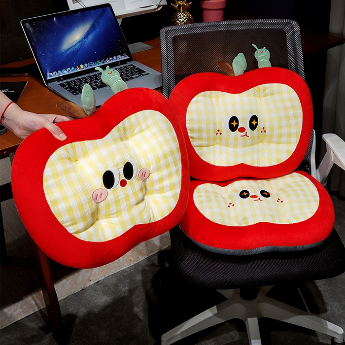 91家纺网 家纺一手货源 找家纺 仟亿莱 2025新款大眼格纹红苹果坐垫 呆萌格纹红苹果