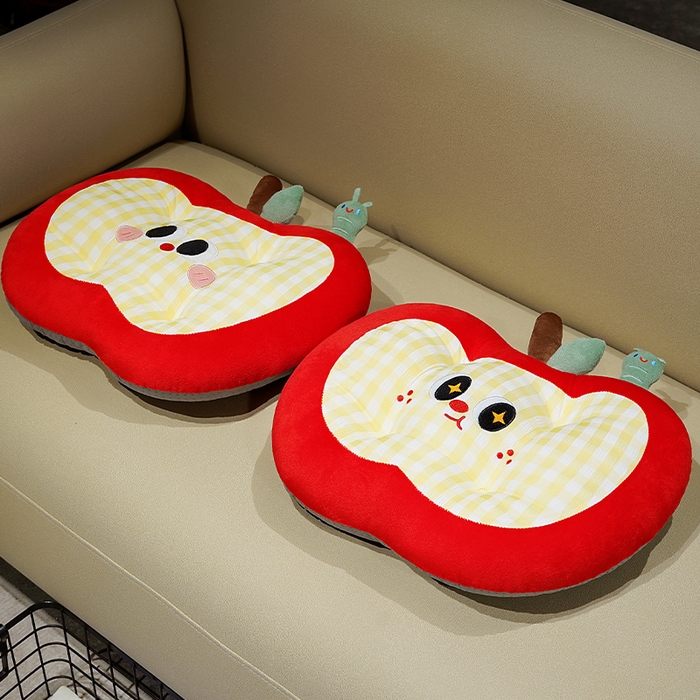 91家纺网 家纺一手货源 找家纺 仟亿莱 2025新款大眼格纹红苹果坐垫 呆萌格纹红苹果