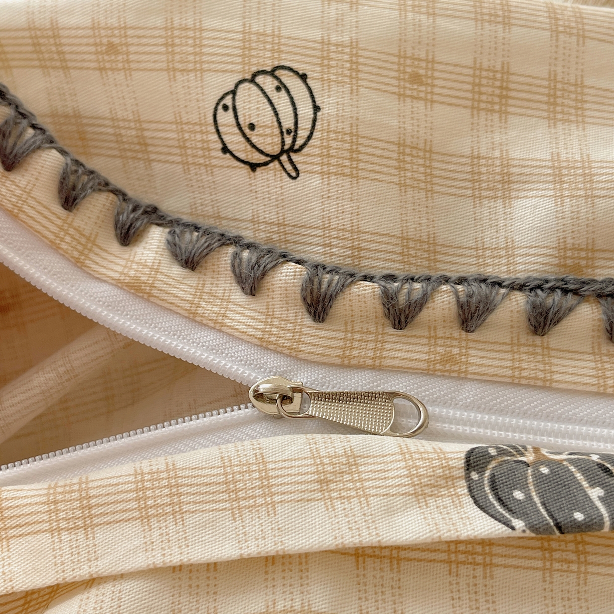 91家纺网 家纺一手货源 找家纺 瑞莱 2025开学季全棉印花贝壳边四件套 甜糯南瓜