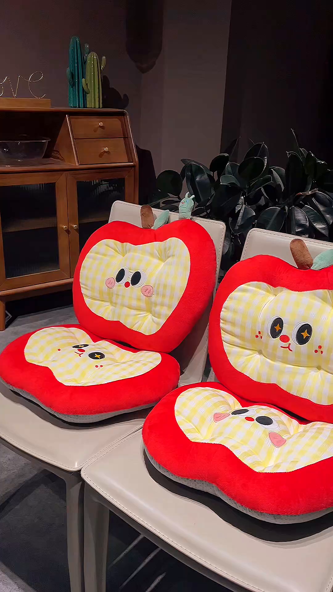 91家纺网 家纺一手货源 找家纺 仟亿莱 2025新款大眼格纹红苹果坐垫 呆萌格纹红苹果