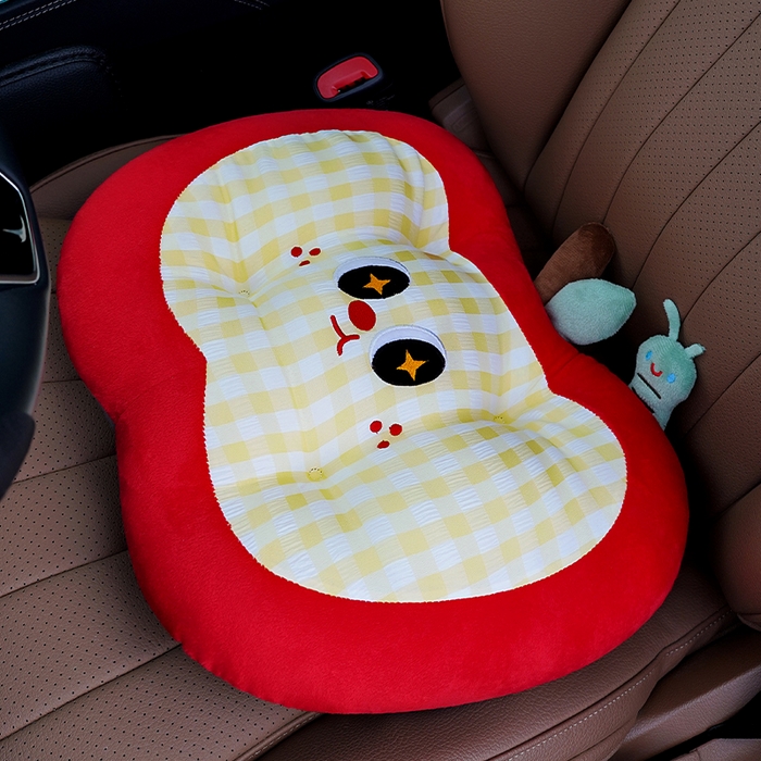 91家纺网 家纺一手货源 找家纺 仟亿莱 2025新款大眼格纹红苹果坐垫 俏皮格纹红苹果