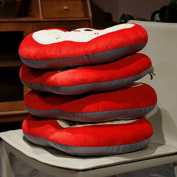 91家纺网 家纺一手货源 找家纺 仟亿莱 2025新款大眼格纹红苹果坐垫 俏皮格纹红苹果