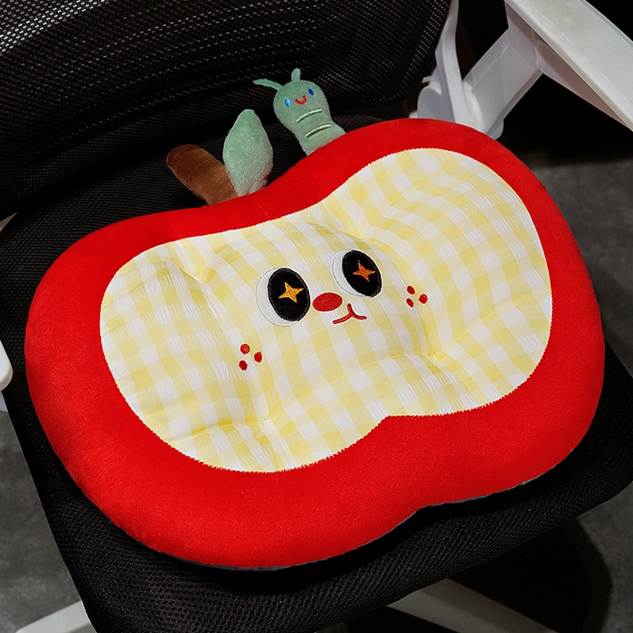 91家纺网 家纺一手货源 找家纺 仟亿莱 2025新款大眼格纹红苹果坐垫 俏皮格纹红苹果