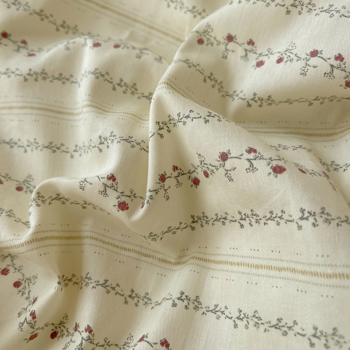 91家纺网 家纺一手货源 找家纺 瑞莱 2025开学季全棉印花贝壳边四件套 夏有乔木