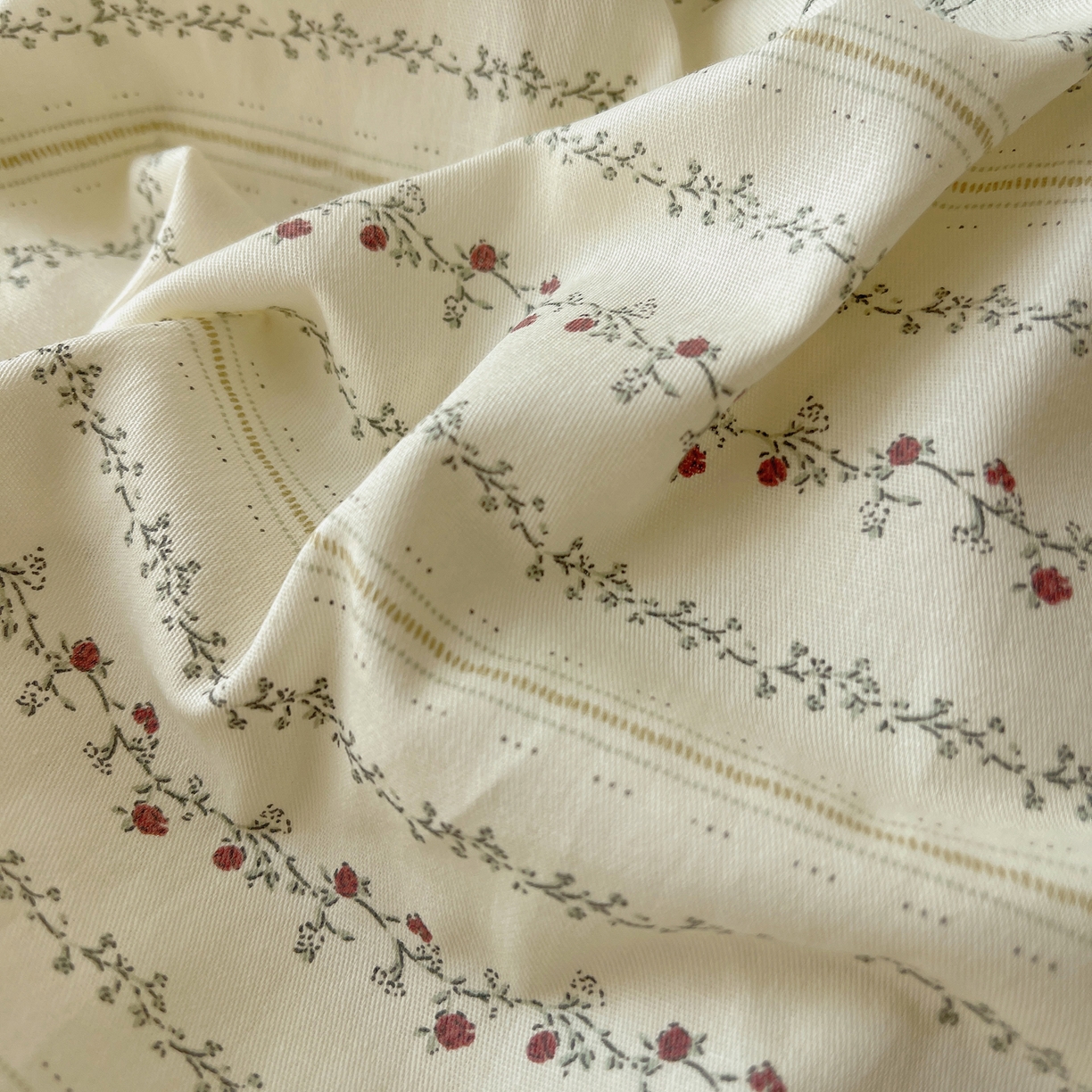 91家纺网 家纺一手货源 找家纺 瑞莱 2025开学季全棉印花贝壳边四件套 夏有乔木