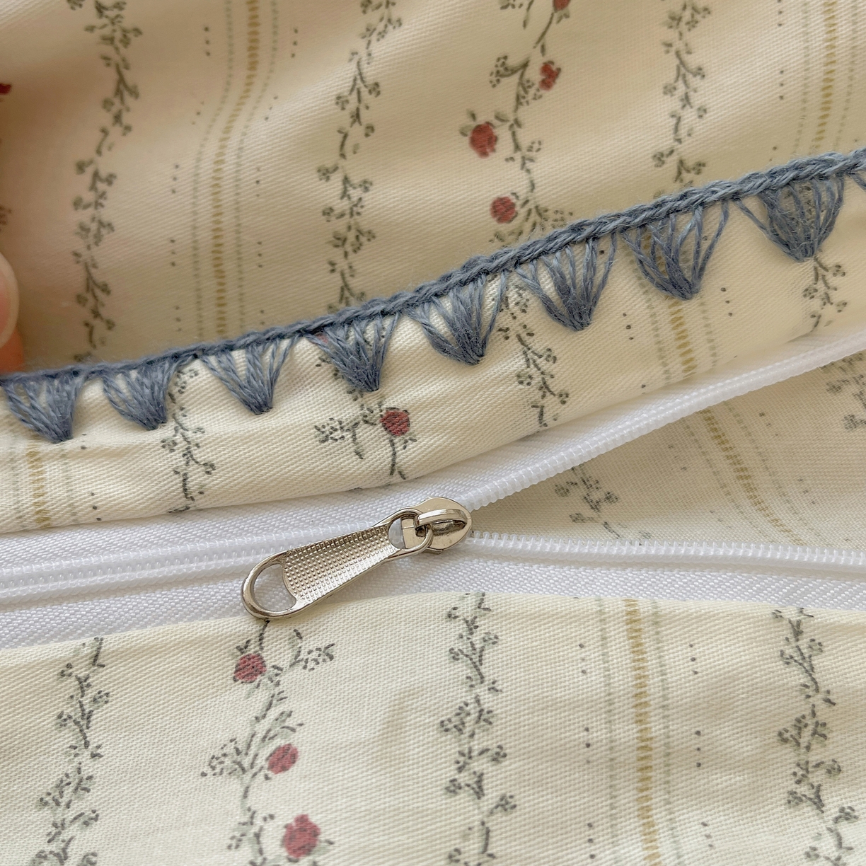 91家纺网 家纺一手货源 找家纺 瑞莱 2025开学季全棉印花贝壳边四件套 夏有乔木