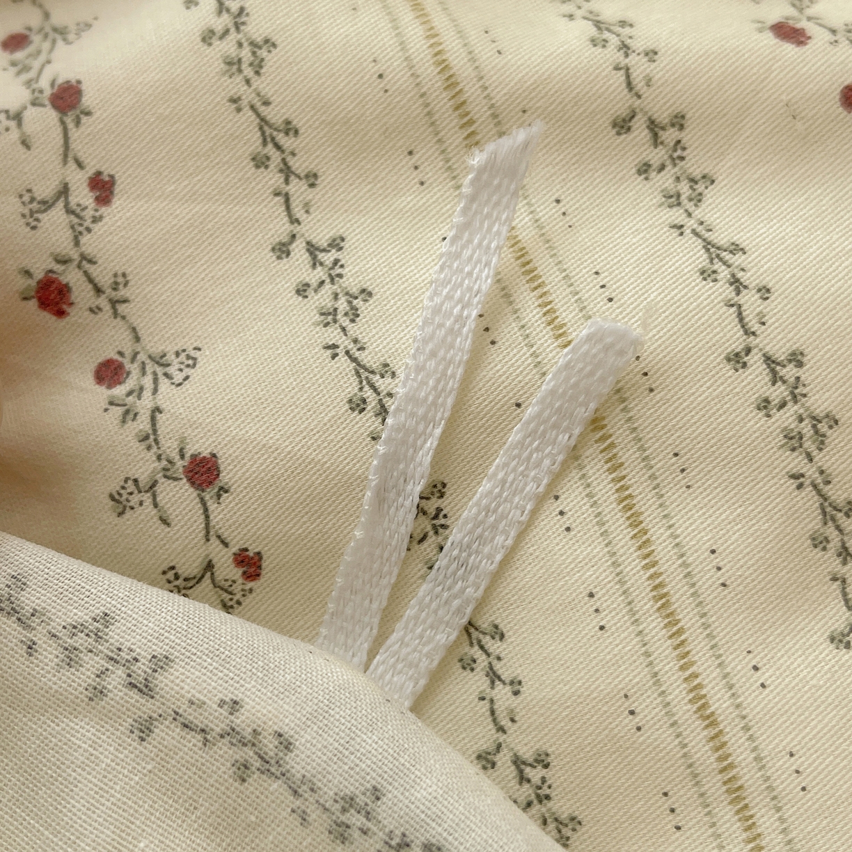 91家纺网 家纺一手货源 找家纺 瑞莱 2025开学季全棉印花贝壳边四件套 夏有乔木