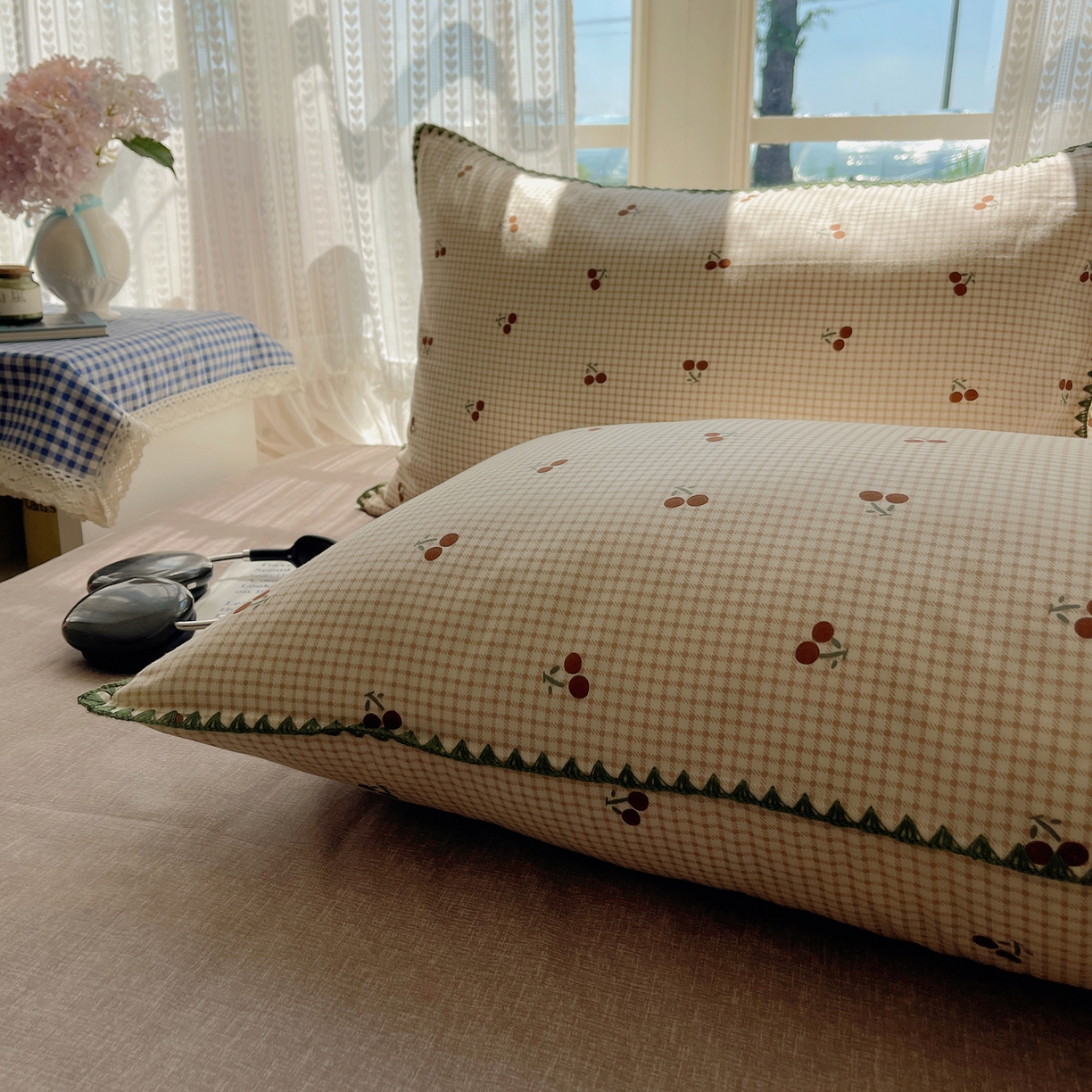 91家纺网 家纺一手货源 找家纺 瑞莱 2025开学季全棉印花贝壳边四件套 樱姿-米