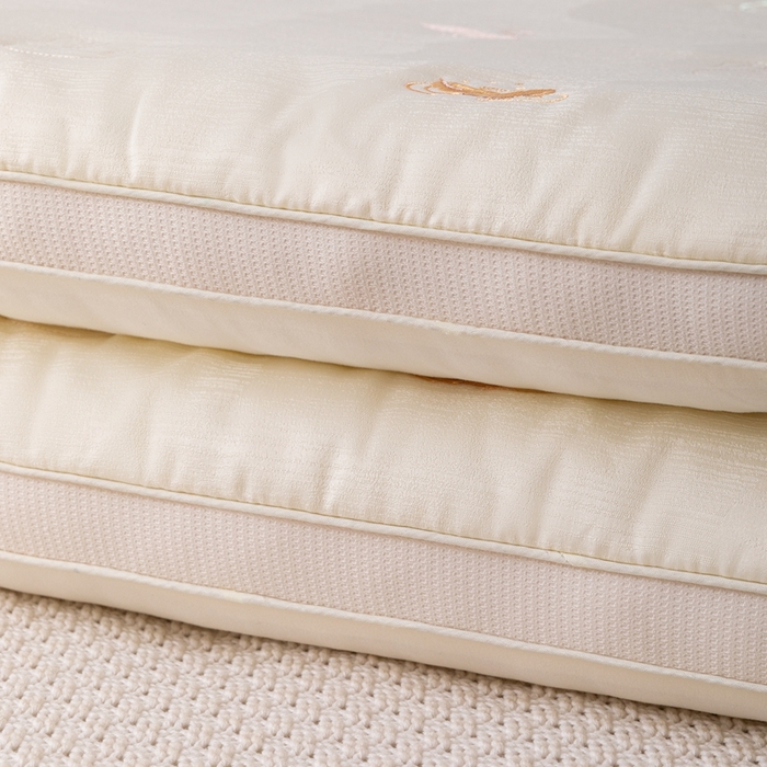 91家纺网 家纺一手货源 找家纺 （总）爱尚家枕芯 2025新款天丝刺绣护颈低枕枕（天鹅）