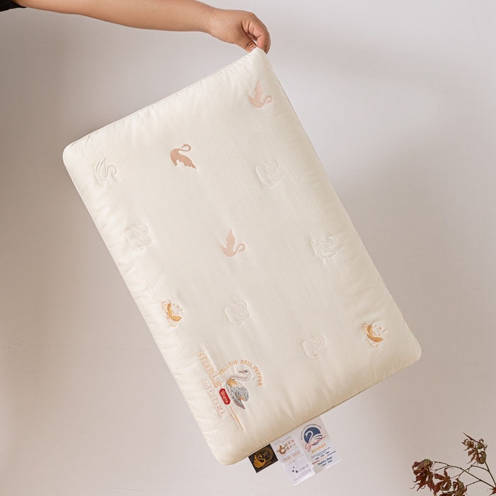 91家纺网 家纺一手货源 找家纺 （总）爱尚家枕芯 2025新款天丝刺绣护颈低枕枕（天鹅）