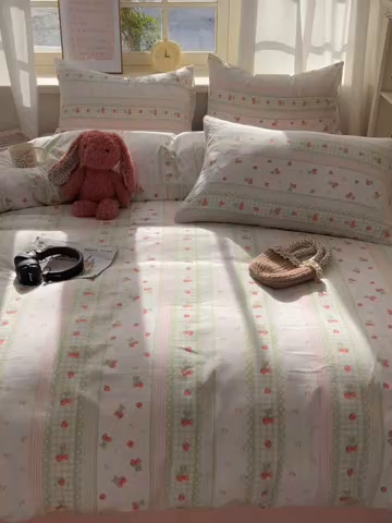 91家纺网 家纺一手货源 找家纺 芷凡家纺 2025新款水洗棉双层纱四件套 亲亲草莓