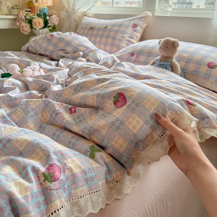 91家纺网 家纺一手货源 找家纺 Mata蔓塔家 2025新款云感双层纱全棉镂空花边四件套 草莓心愿