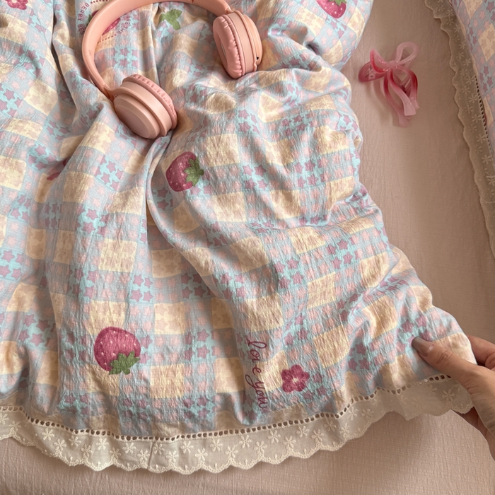 91家纺网 家纺一手货源 找家纺 Mata蔓塔家 2025新款云感双层纱全棉镂空花边四件套 草莓心愿