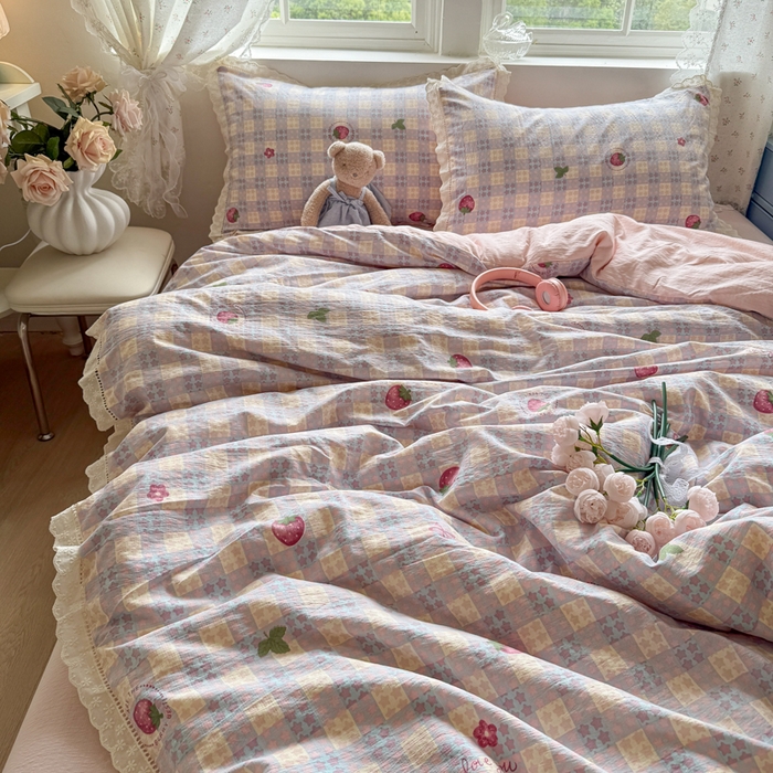 91家纺网 家纺一手货源 找家纺 Mata蔓塔家 2025新款云感双层纱全棉镂空花边四件套 草莓心愿