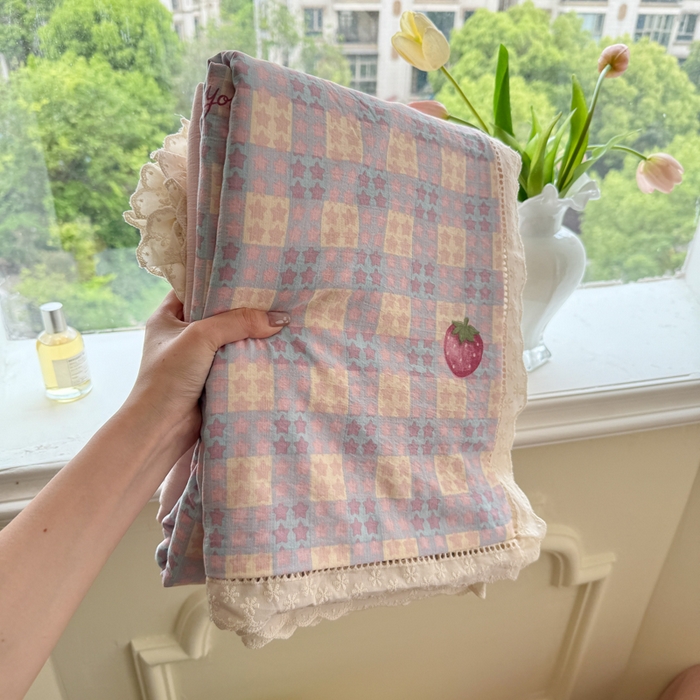 91家纺网 家纺一手货源 找家纺 Mata蔓塔家 2025新款云感双层纱全棉镂空花边四件套 草莓心愿