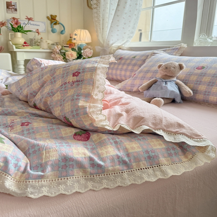 91家纺网 家纺一手货源 找家纺 Mata蔓塔家 2025新款云感双层纱全棉镂空花边四件套 草莓心愿