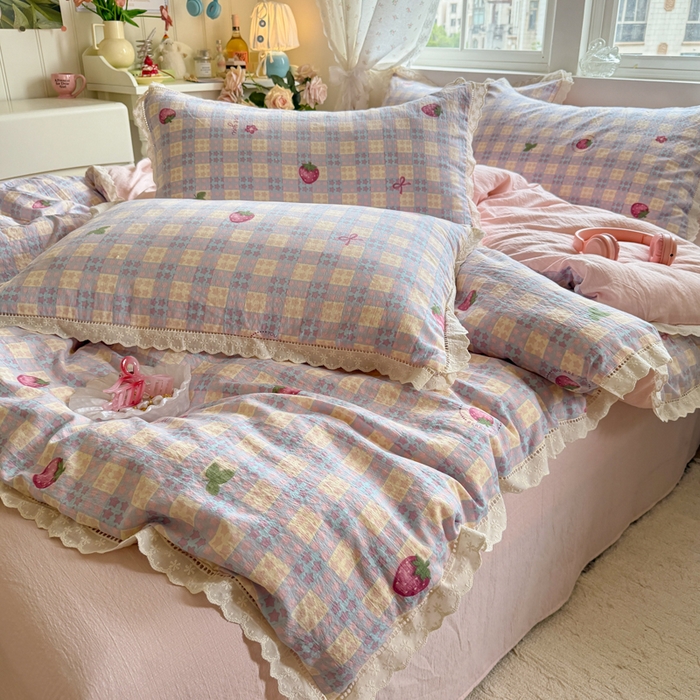 91家纺网 家纺一手货源 找家纺 Mata蔓塔家 2025新款云感双层纱全棉镂空花边四件套 草莓心愿