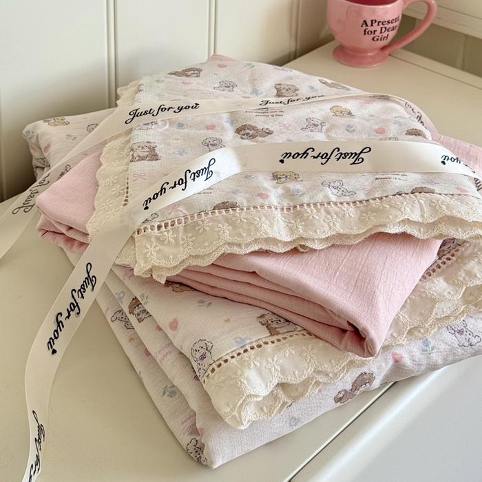 91家纺网 家纺一手货源 找家纺 Mata蔓塔家 2025新款云感双层纱全棉镂空花边四件套 狗狗伙伴