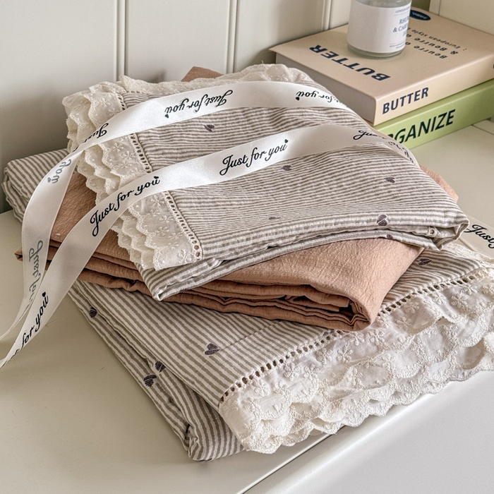 91家纺网 家纺一手货源 找家纺 Mata蔓塔家 2025新款云感双层纱全棉镂空花边四件套 咖啡豆