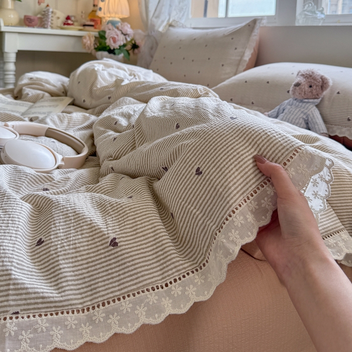 91家纺网 家纺一手货源 找家纺 Mata蔓塔家 2025新款云感双层纱全棉镂空花边四件套 咖啡豆