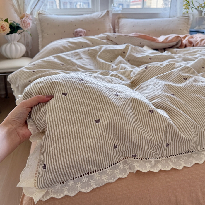 91家纺网 家纺一手货源 找家纺 Mata蔓塔家 2025新款云感双层纱全棉镂空花边四件套 咖啡豆