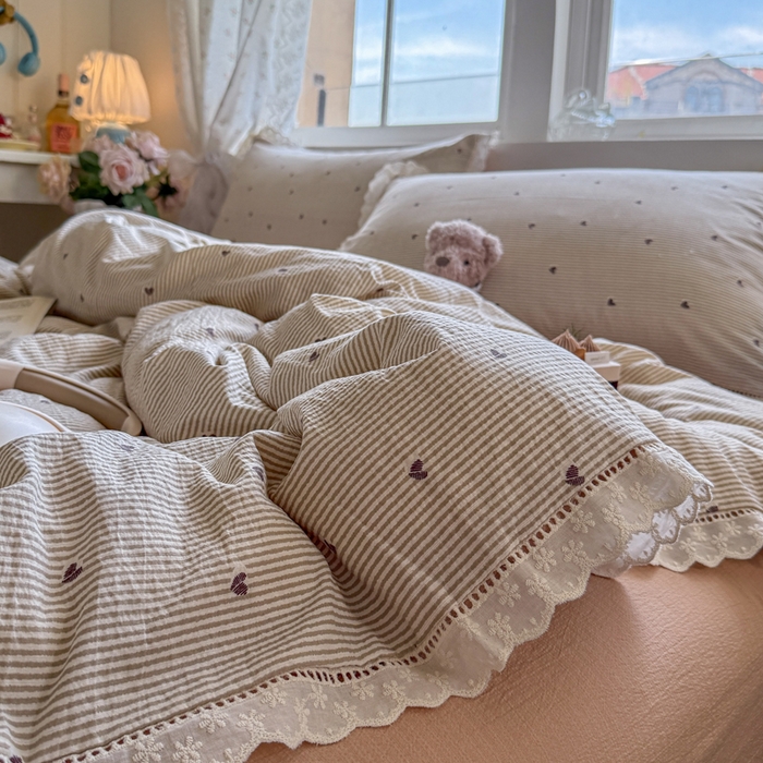 91家纺网 家纺一手货源 找家纺 Mata蔓塔家 2025新款云感双层纱全棉镂空花边四件套 咖啡豆