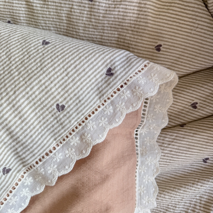 91家纺网 家纺一手货源 找家纺 Mata蔓塔家 2025新款云感双层纱全棉镂空花边四件套 咖啡豆