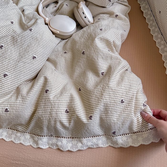 91家纺网 家纺一手货源 找家纺 Mata蔓塔家 2025新款云感双层纱全棉镂空花边四件套 咖啡豆