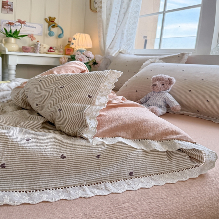 91家纺网 家纺一手货源 找家纺 Mata蔓塔家 2025新款云感双层纱全棉镂空花边四件套 咖啡豆