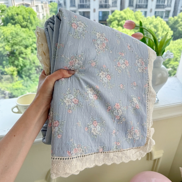 91家纺网 家纺一手货源 找家纺 Mata蔓塔家 2025新款云感双层纱全棉镂空花边四件套 蓝风铃