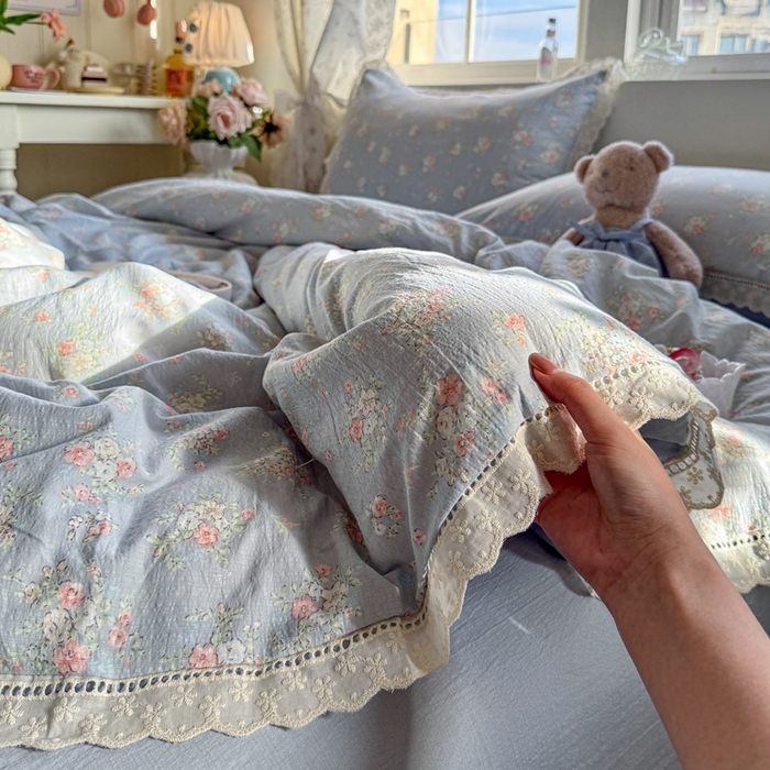 91家纺网 家纺一手货源 找家纺 Mata蔓塔家 2025新款云感双层纱全棉镂空花边四件套 蓝风铃