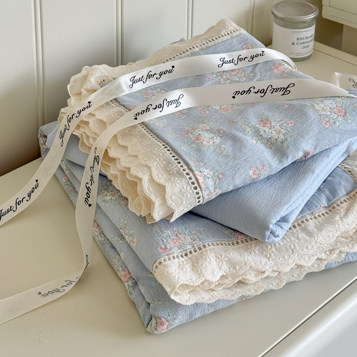 91家纺网 家纺一手货源 找家纺 Mata蔓塔家 2025新款云感双层纱全棉镂空花边四件套 蓝风铃