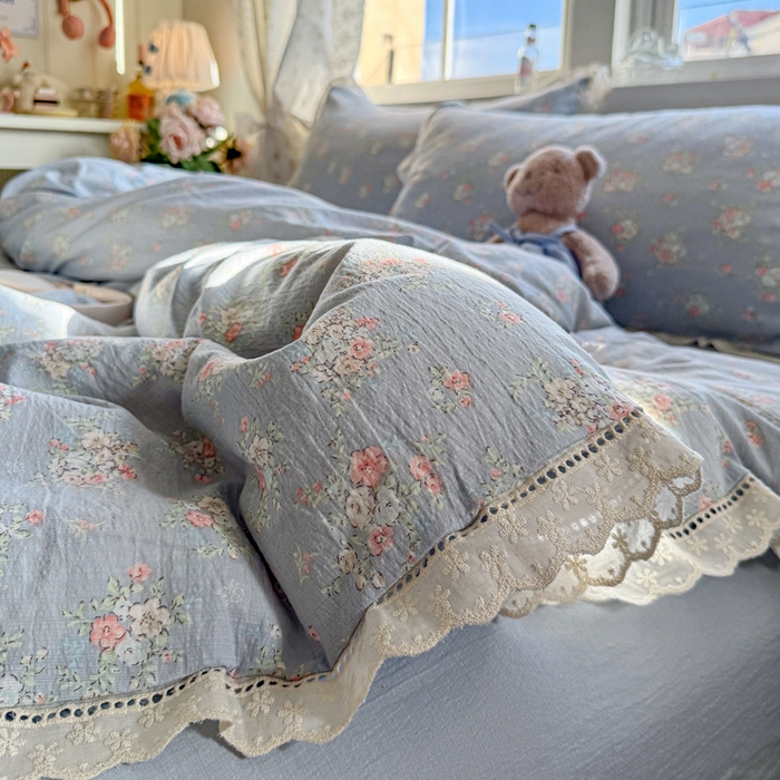 91家纺网 家纺一手货源 找家纺 Mata蔓塔家 2025新款云感双层纱全棉镂空花边四件套 蓝风铃