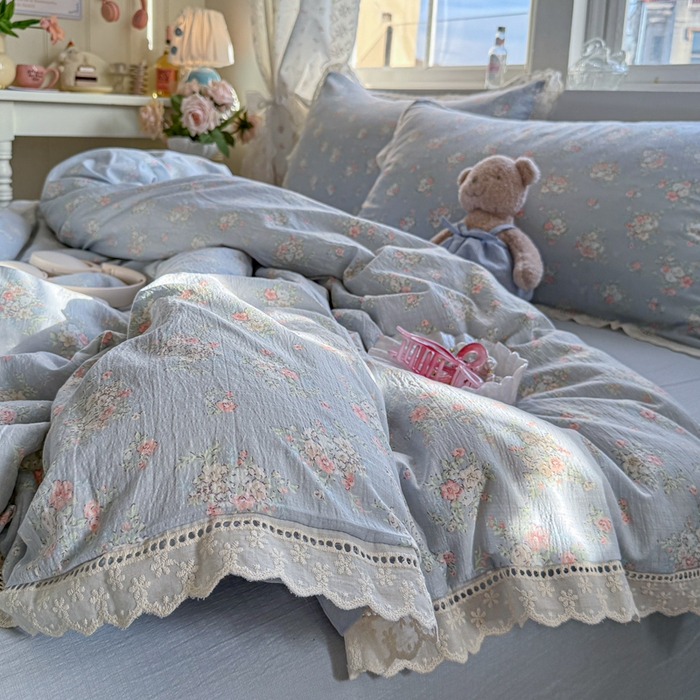 91家纺网 家纺一手货源 找家纺 Mata蔓塔家 2025新款云感双层纱全棉镂空花边四件套 蓝风铃