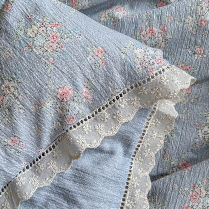 91家纺网 家纺一手货源 找家纺 Mata蔓塔家 2025新款云感双层纱全棉镂空花边四件套 蓝风铃