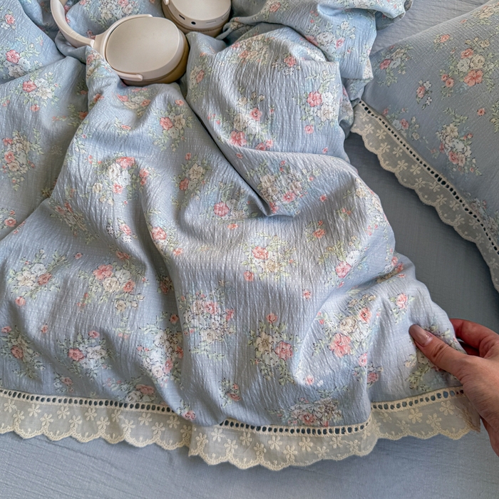 91家纺网 家纺一手货源 找家纺 Mata蔓塔家 2025新款云感双层纱全棉镂空花边四件套 蓝风铃