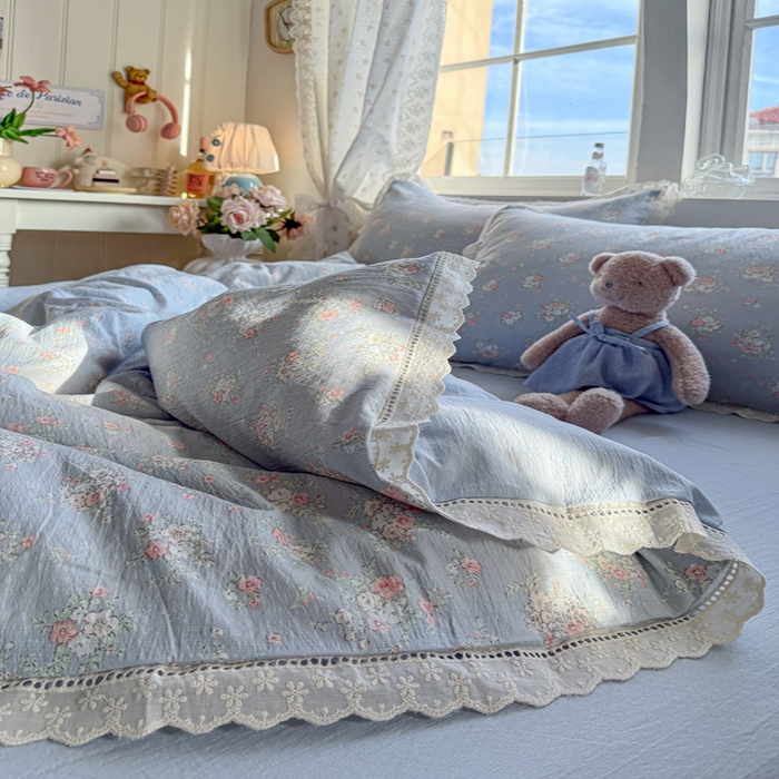 91家纺网 家纺一手货源 找家纺 Mata蔓塔家 2025新款云感双层纱全棉镂空花边四件套 蓝风铃