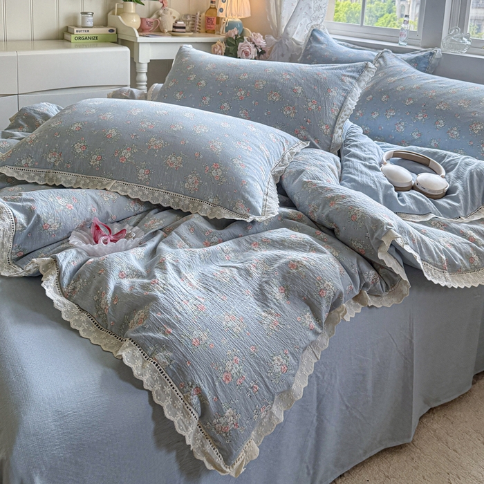 91家纺网 家纺一手货源 找家纺 Mata蔓塔家 2025新款云感双层纱全棉镂空花边四件套 蓝风铃